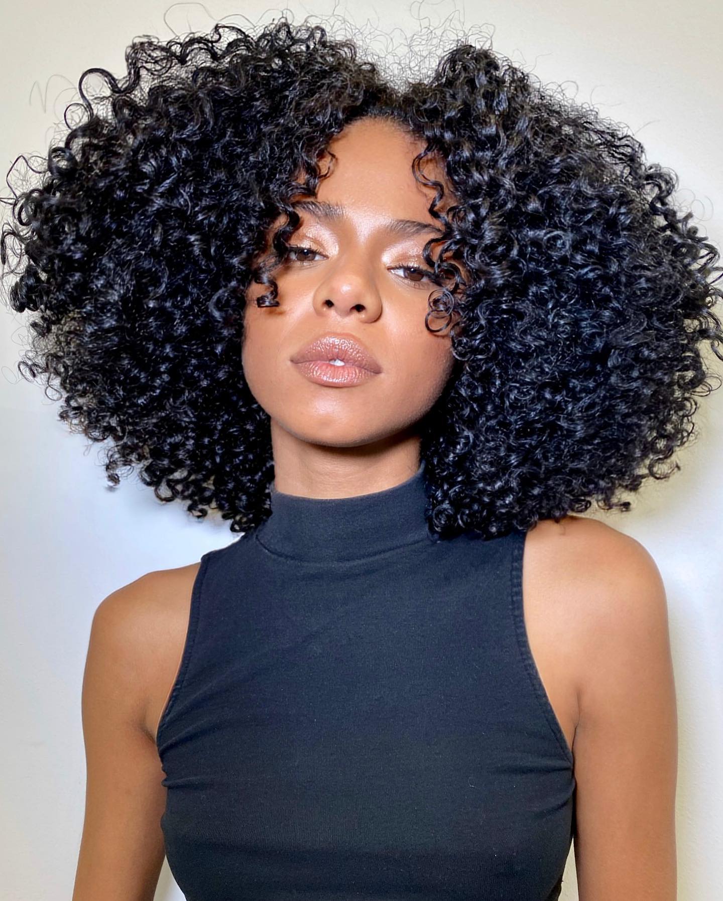 Voluminous Rounded Coil Cut with Face-Framing Tendrils
