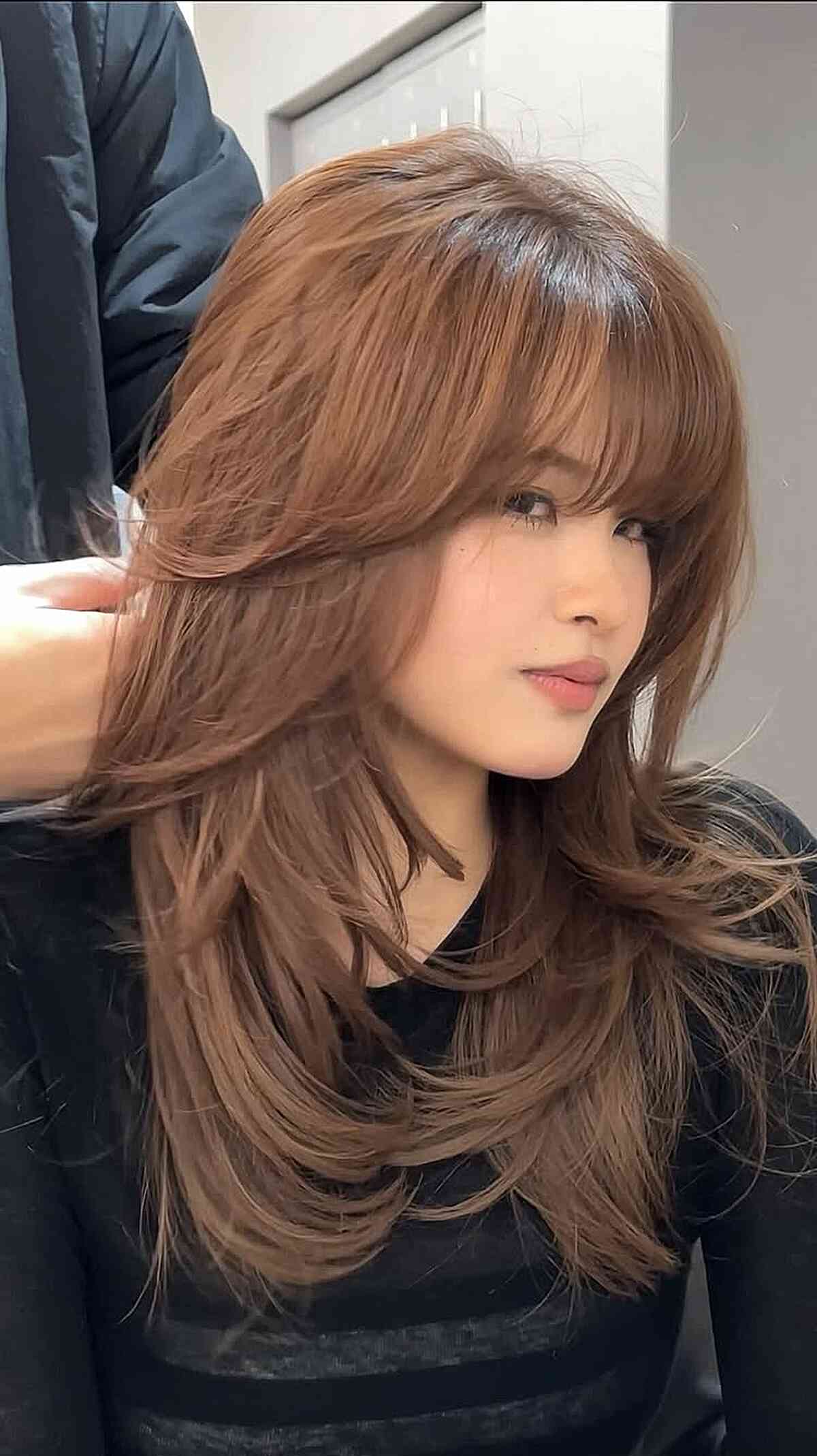 Chic Layered Brown Hairstyle with Face Framing