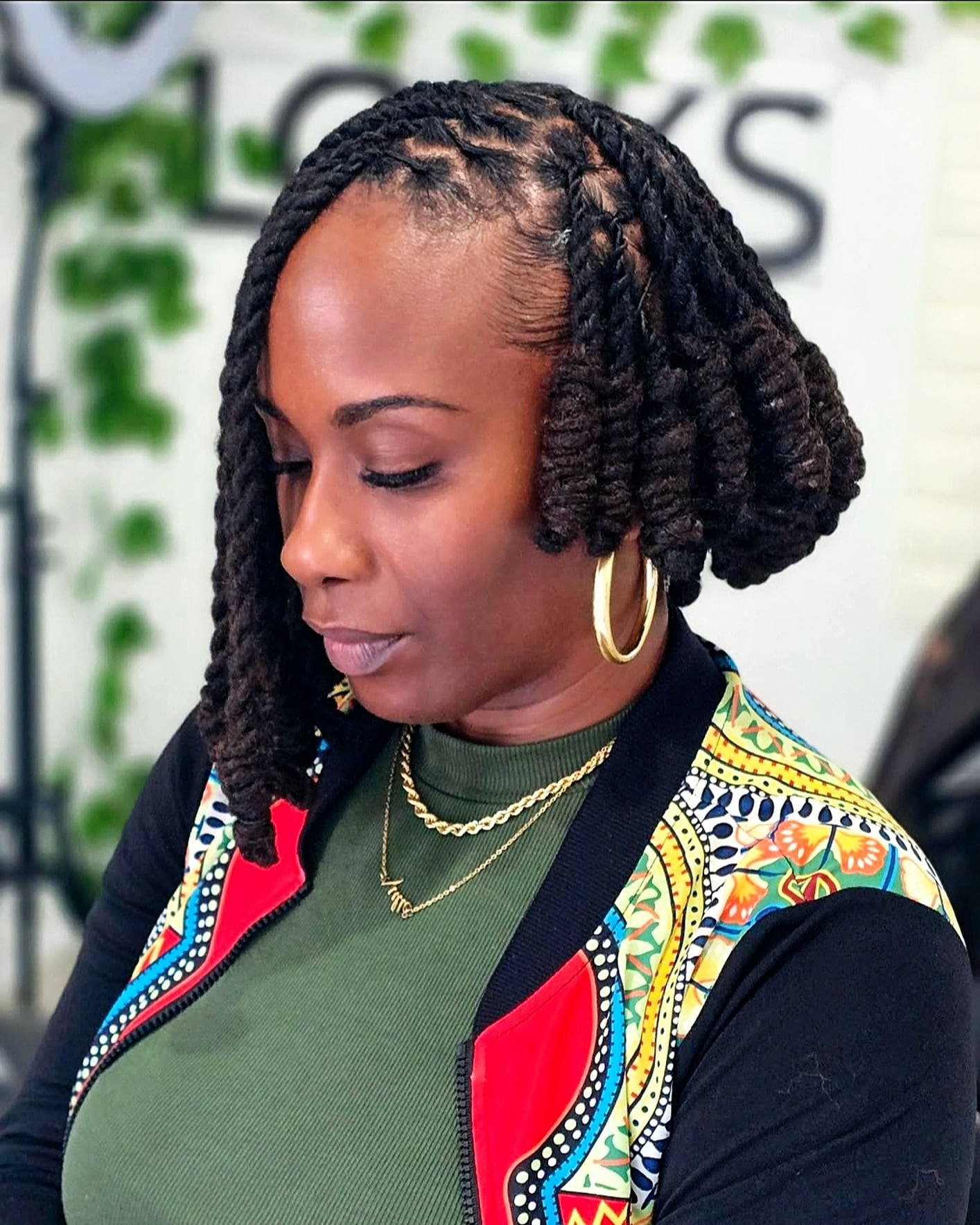 Asymmetrical Tucked Loc Bob with Defined Feed-In Parting