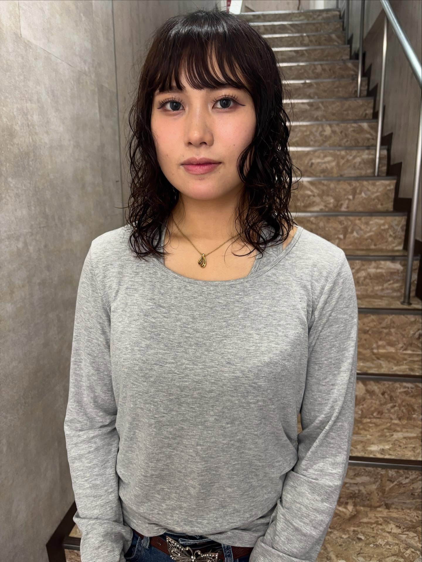 Shoulder-Length Textured Wave Cut with Piecey Micro Fringe