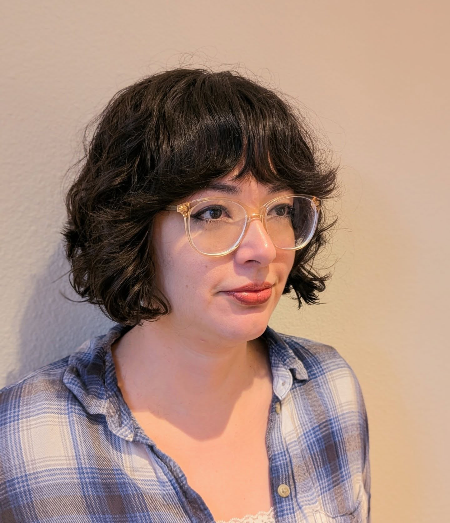 Textured Jaw-Length Wavy Bob with Soft Feathered Bangs