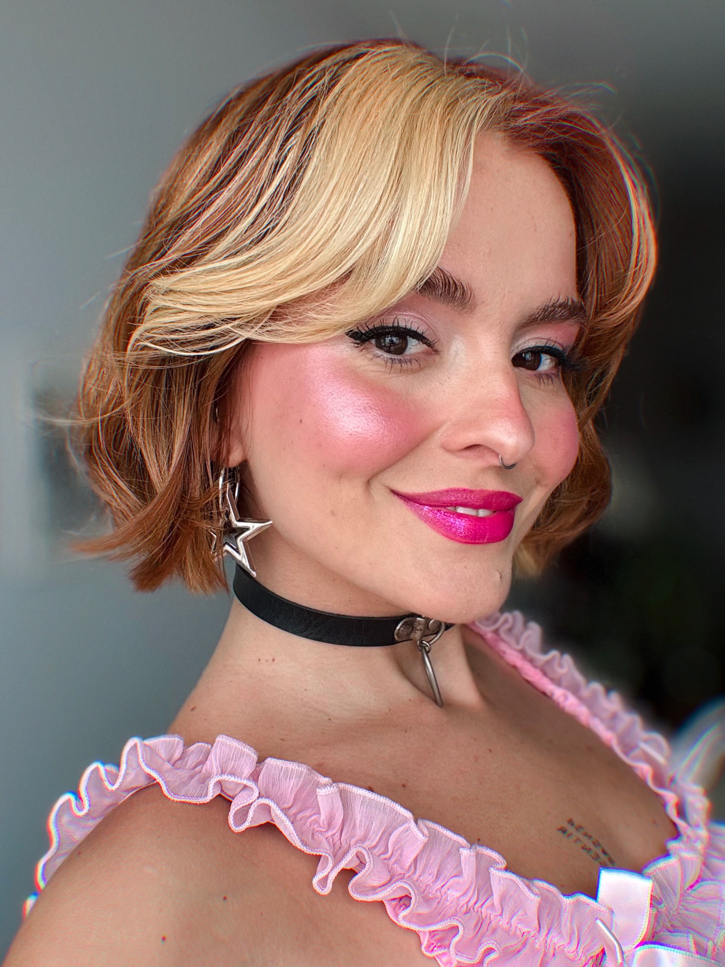Brushed Curtain Jaw-Length Bob with Two-Tone Face Frame