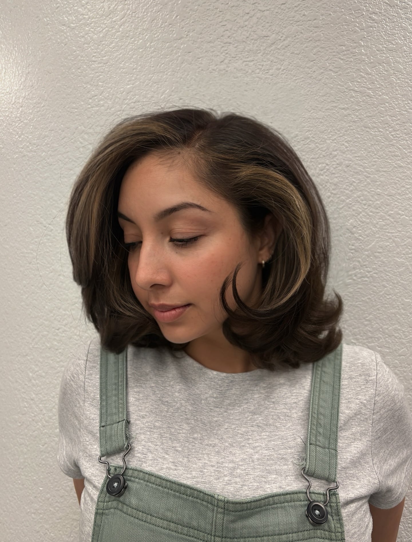 Rounded Face‑Framing Bouncy Bob with Caramel Money Piece