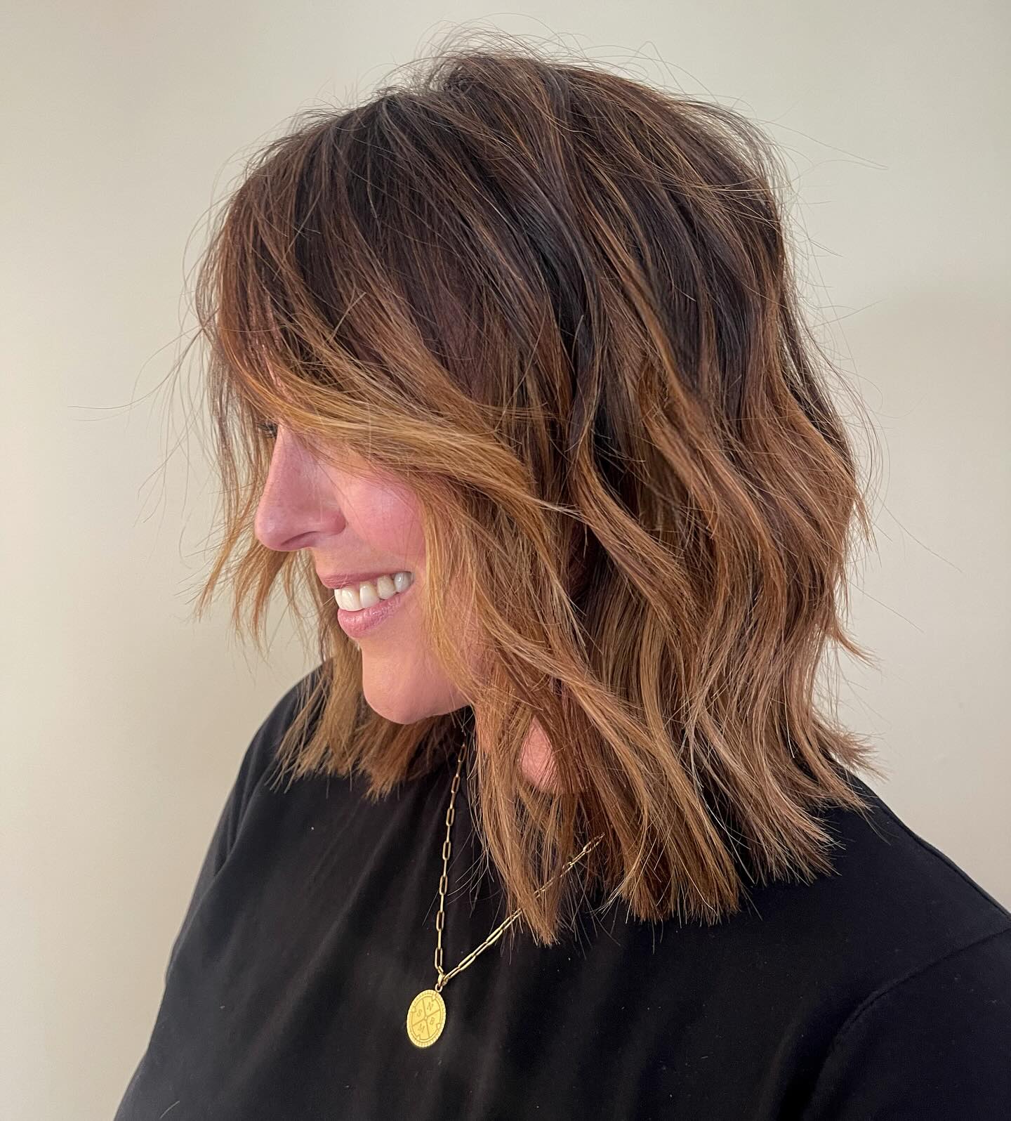 Shoulder-Grazing Frayed Lob with Warm Caramel Balayage and Diagonal Face‑Framing Piece