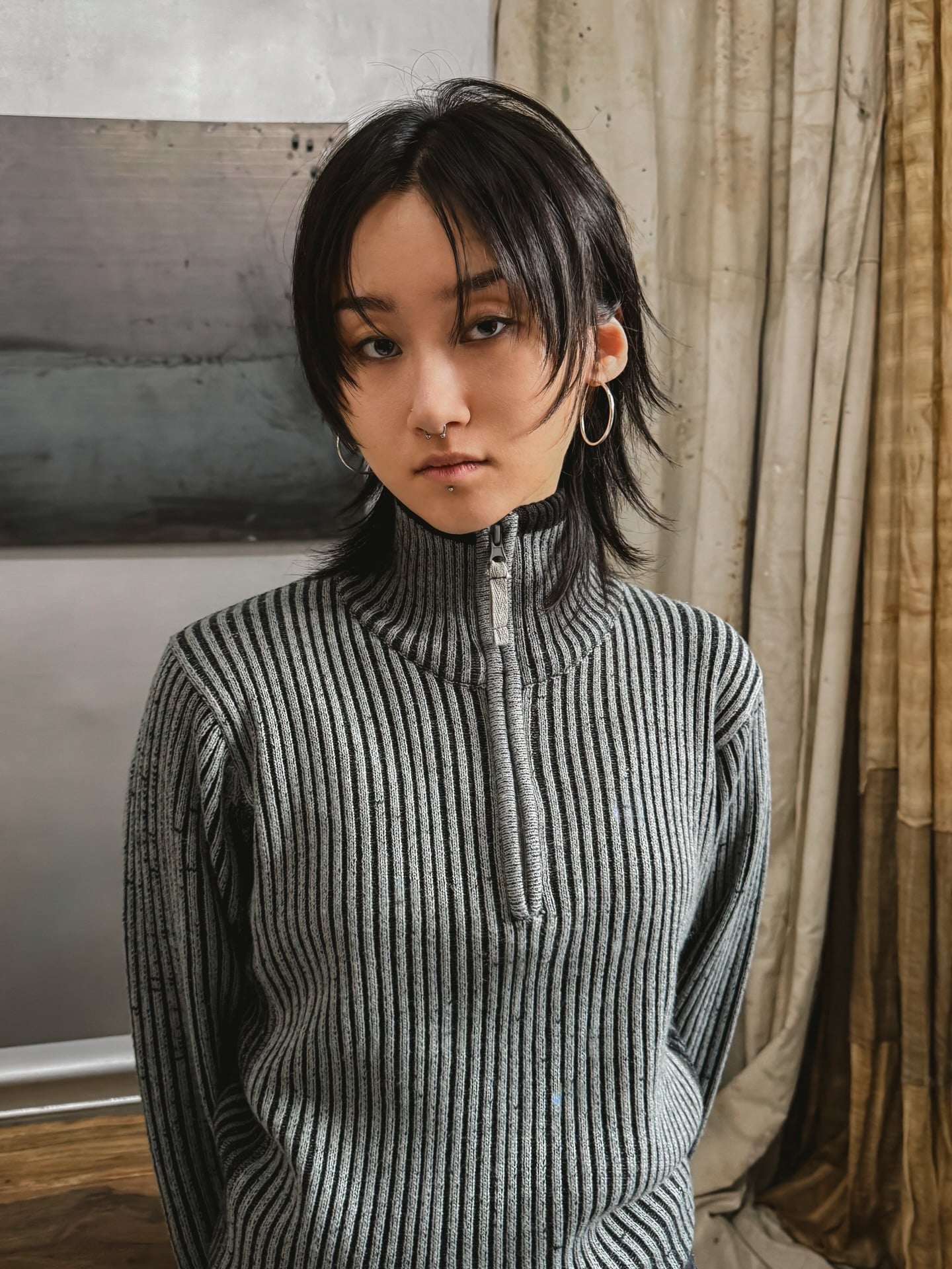 Sleek Neck-Length Wolf Mullet with Center-Grazing Micro-Fringe