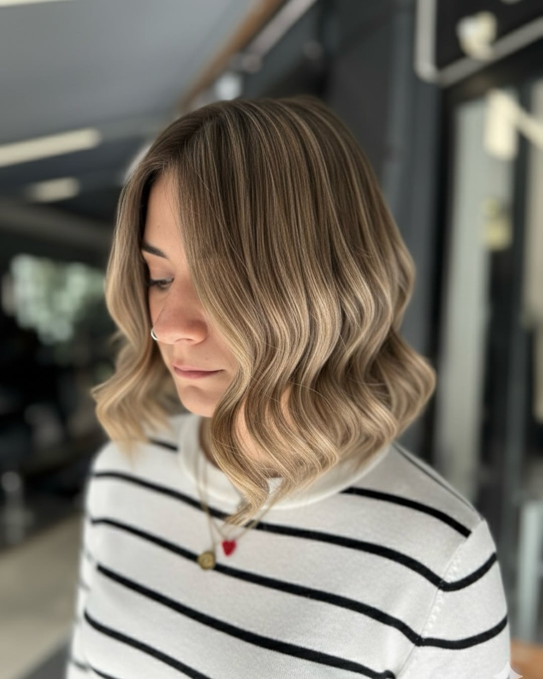 Wavy shoulder-length lob with neutral balayage