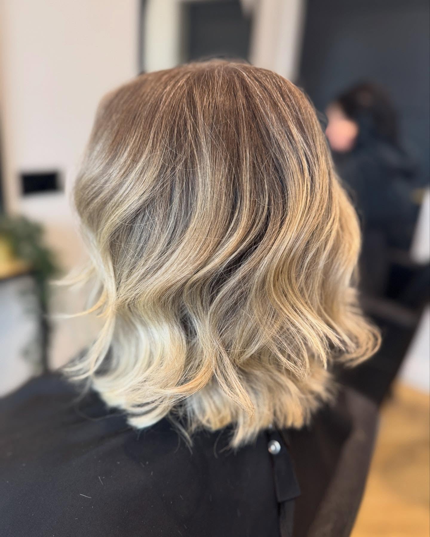 Back view of wavy bronde shoulder-length lob