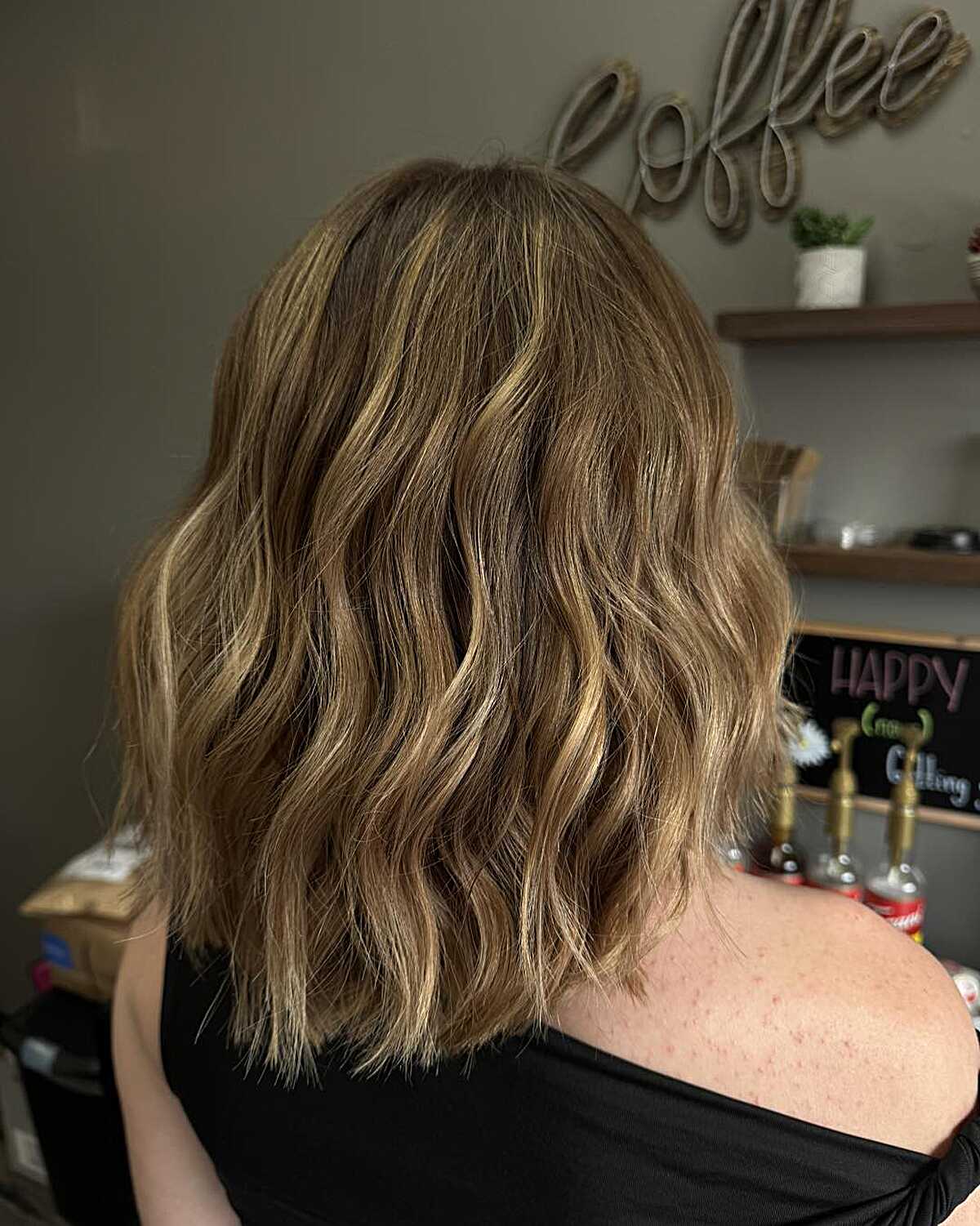 Textured wavy bob in warm bronde with golden pieces