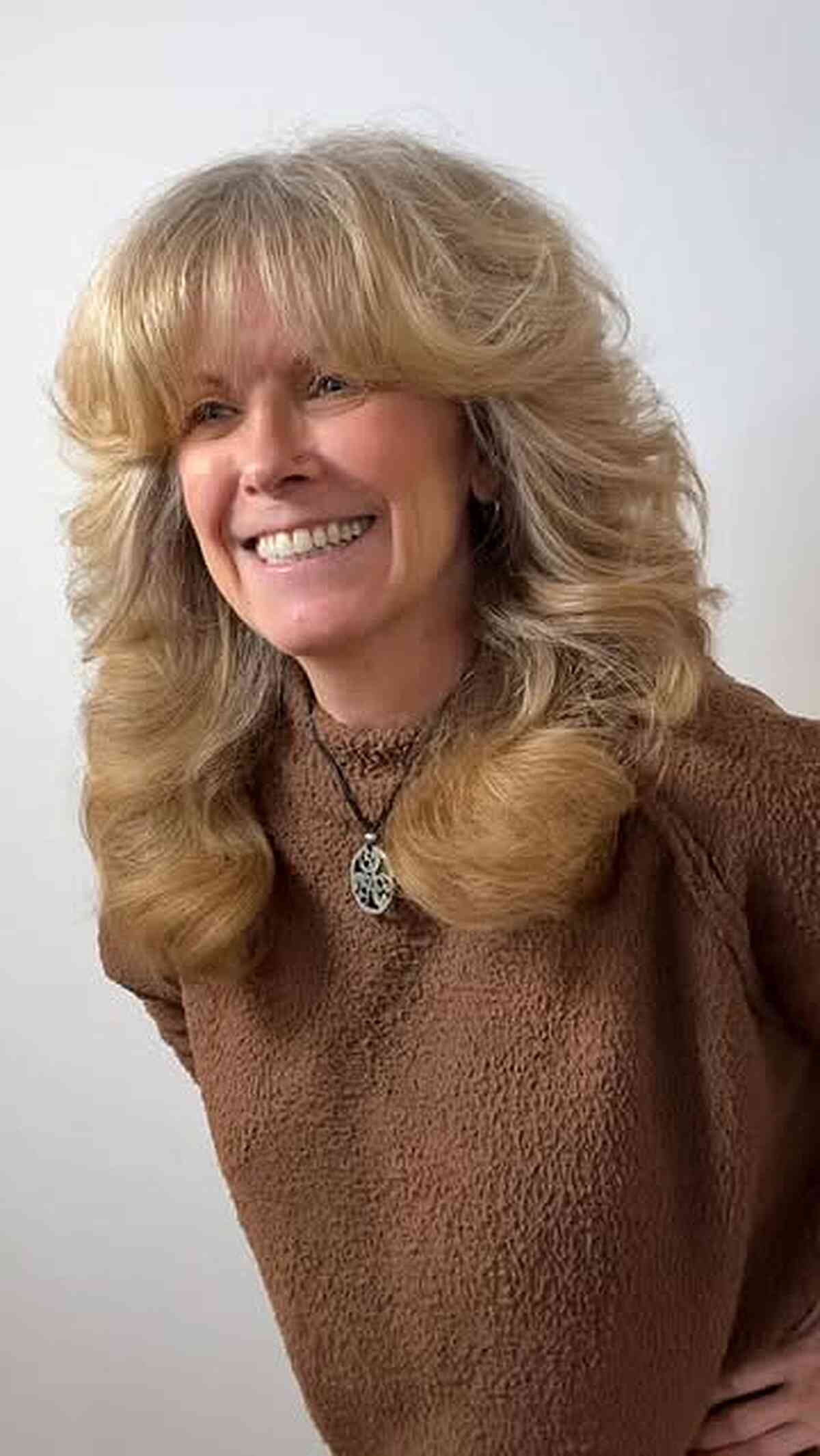 Voluminous Layered Hairstyle with Soft Waves