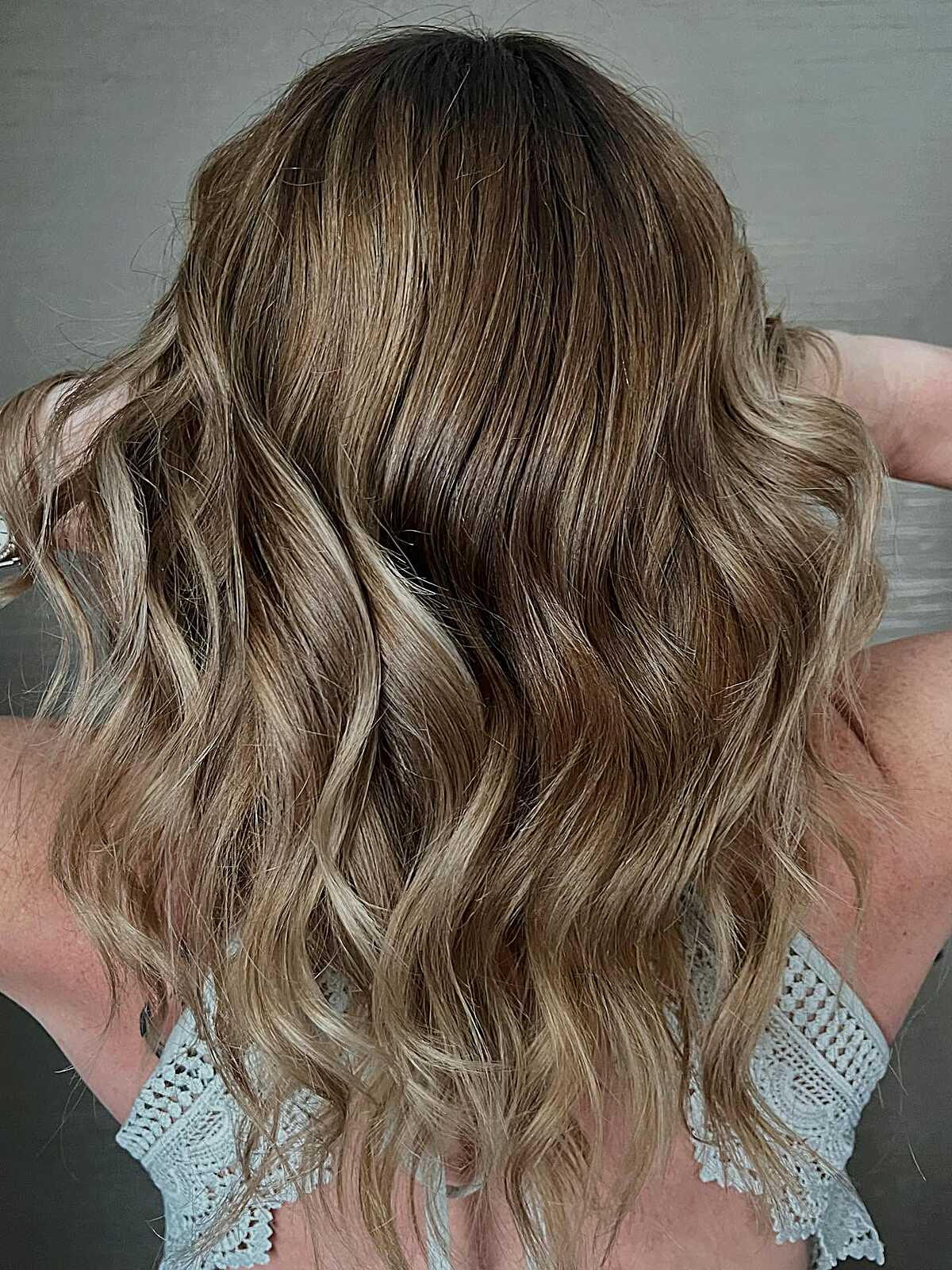 Shoulder-length bronde balayage with cool-toned waves