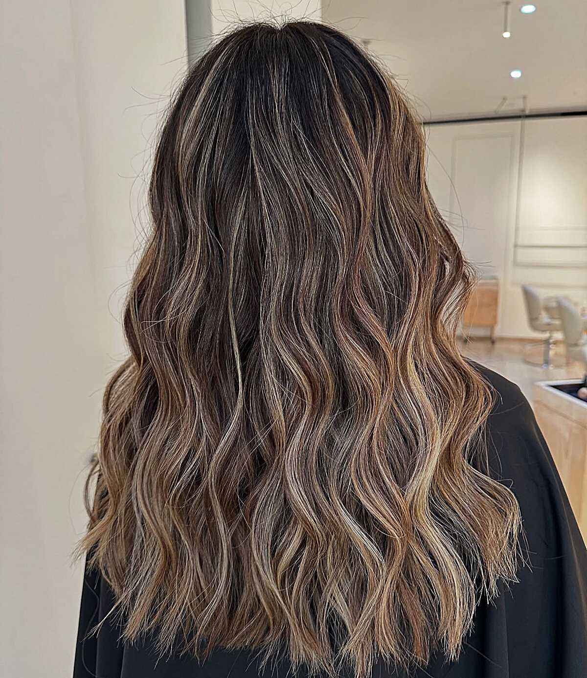Dark root with high-contrast bronde balayage waves
