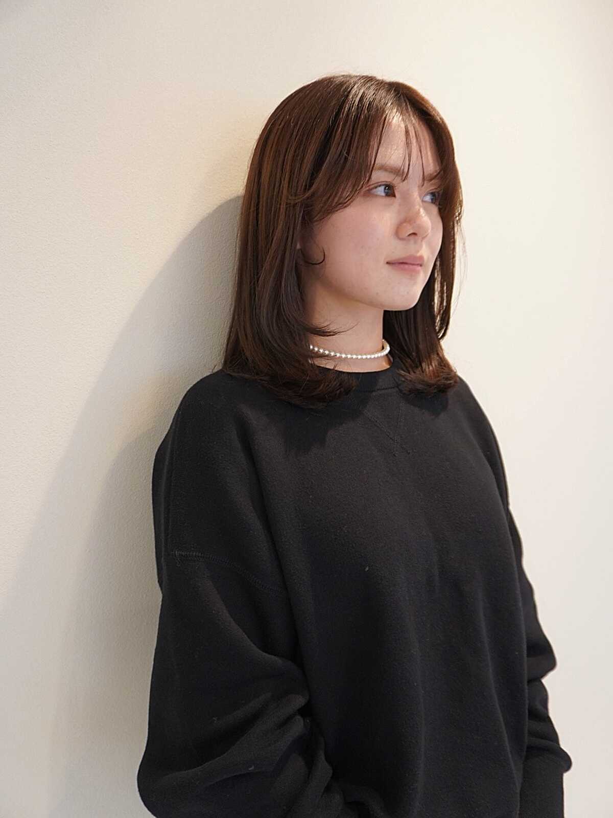 Sleek Collarbone-Length Cut with Face-Framing Pieces