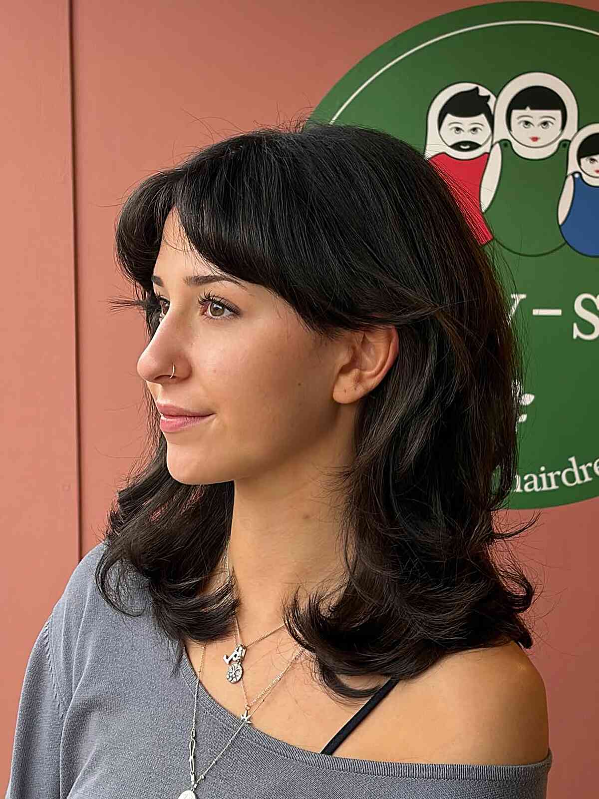 Chic Layered 90s Haircut with Soft Bangs