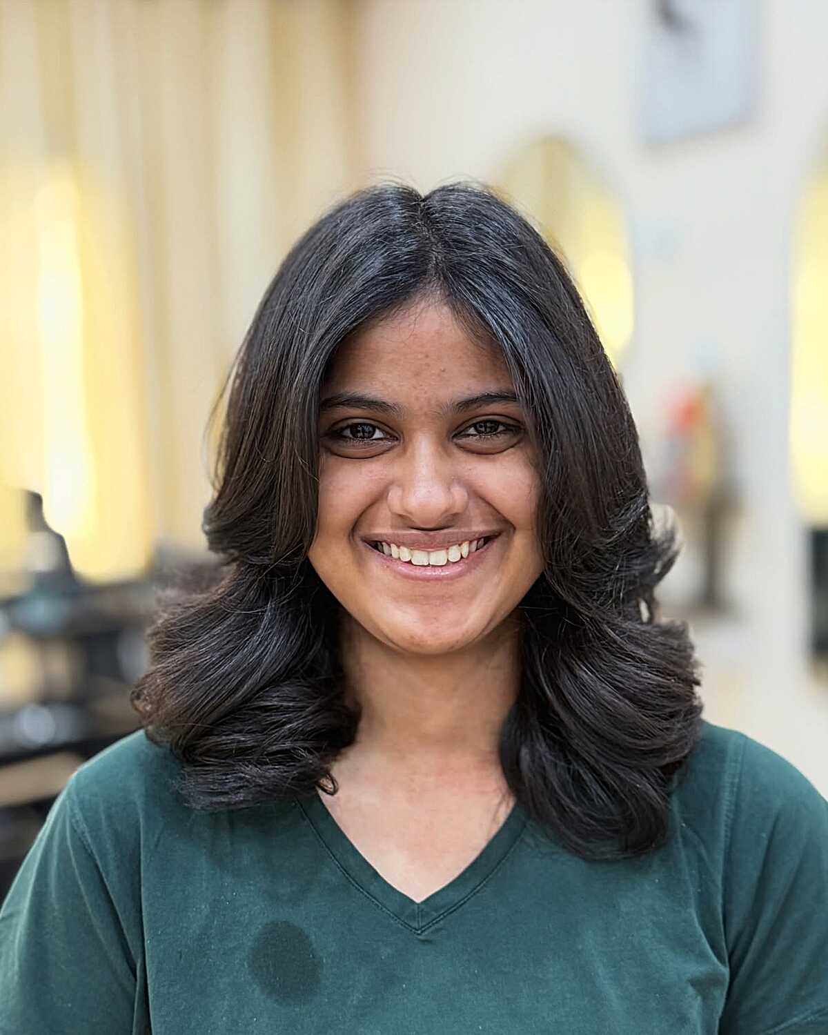 Voluminous dark butterfly cut blowout at mid length