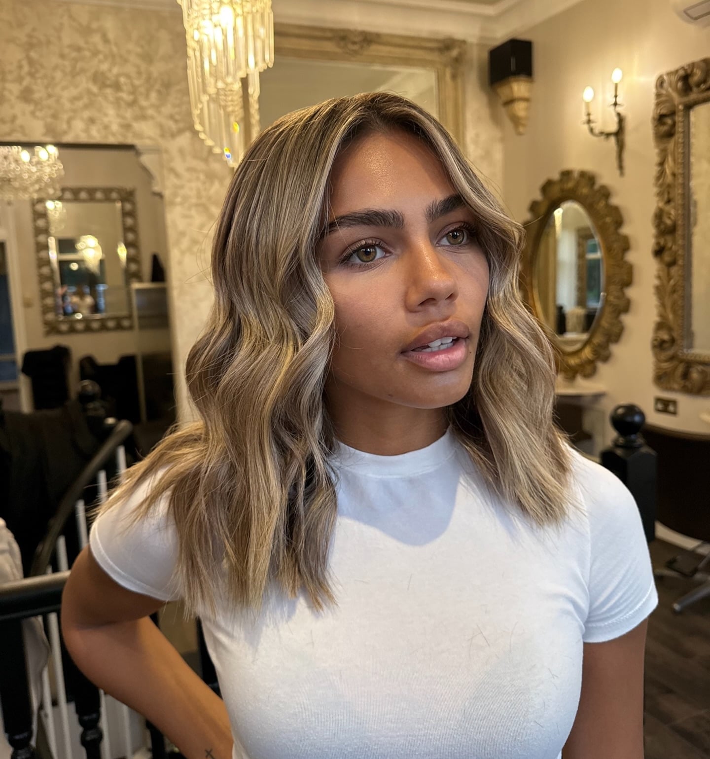 Shoulder-length bronde wavy hair with balayage highlights