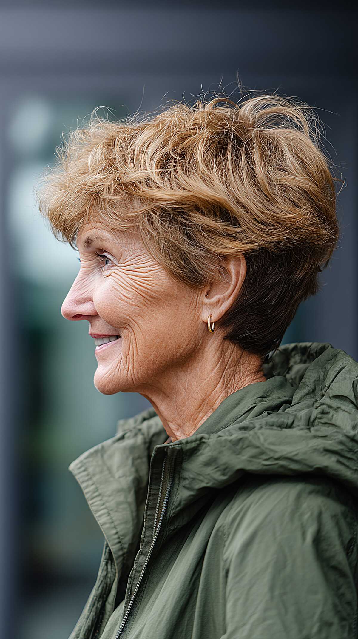 Tousled sandy wedge with textured crown volume