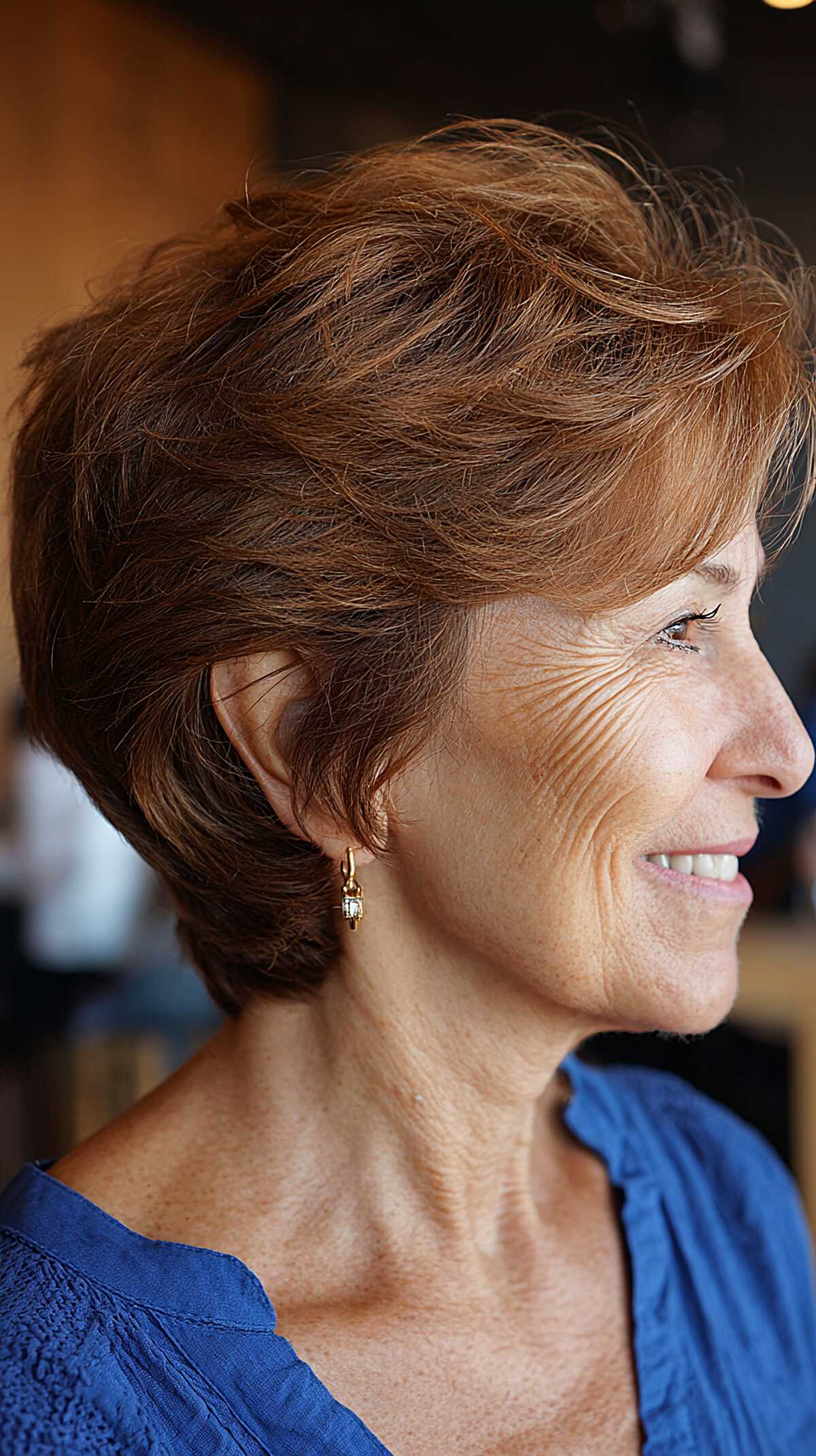 Warm chestnut swept-back wedge with crown lift