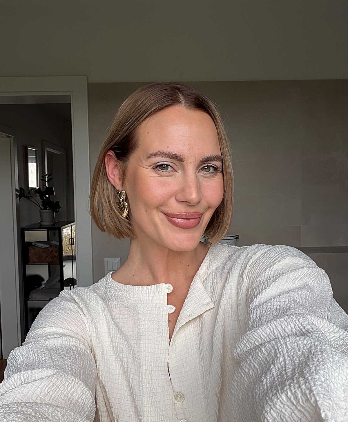 Short warm bronde chin-length bob with side part