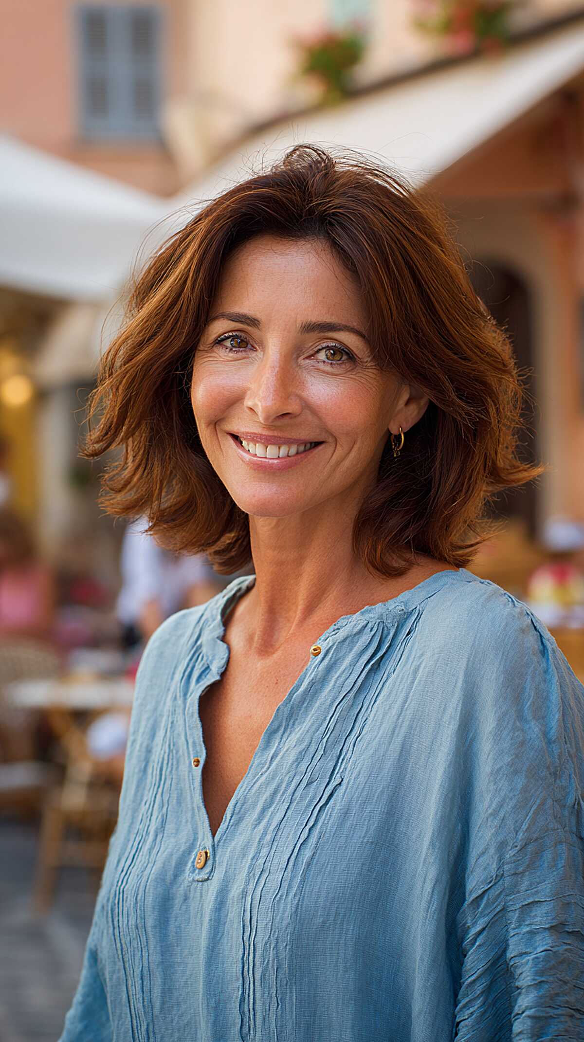 Flippy brunette shoulder-length cut with warm tones