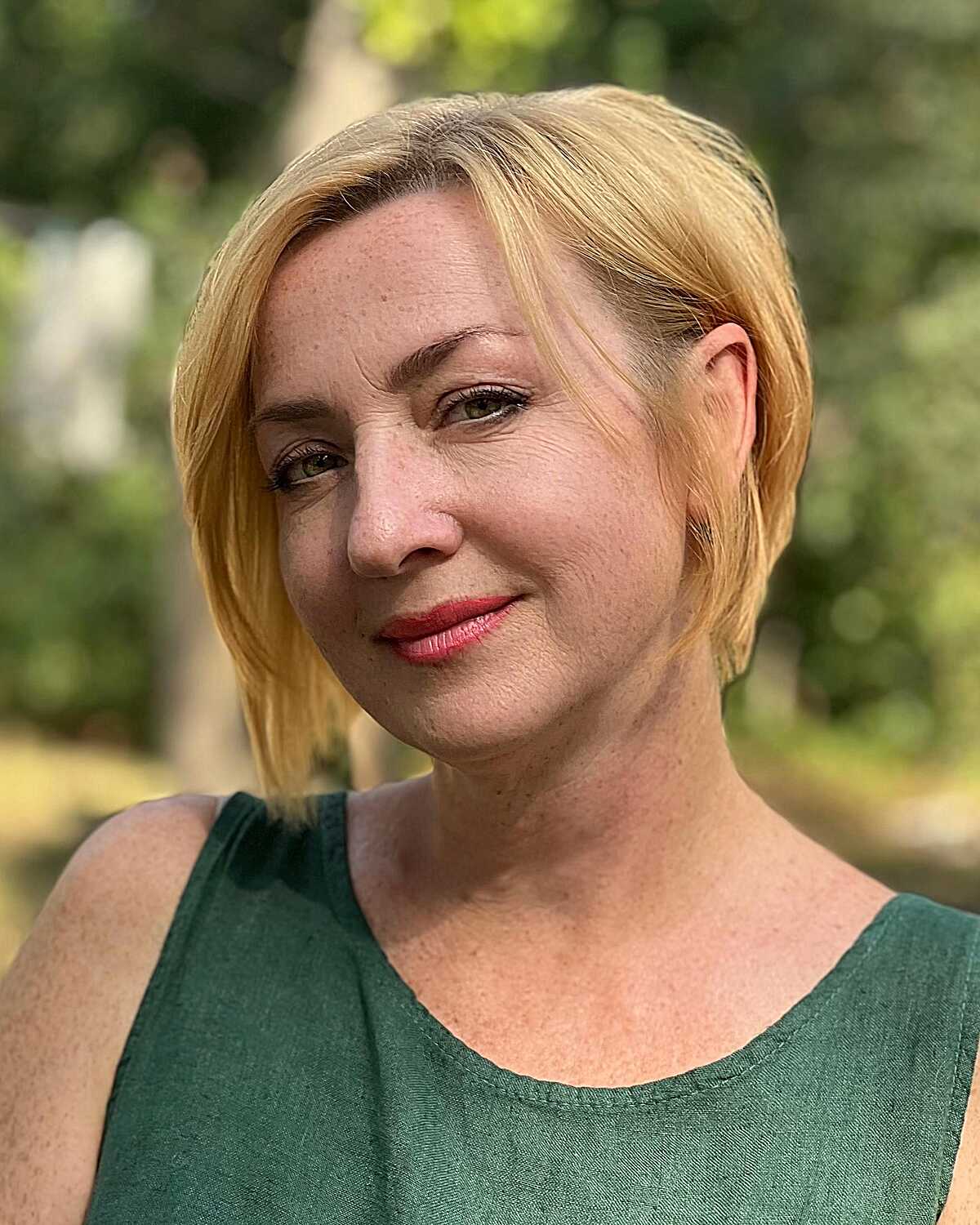 Golden blonde chin-length bixie with deep side part