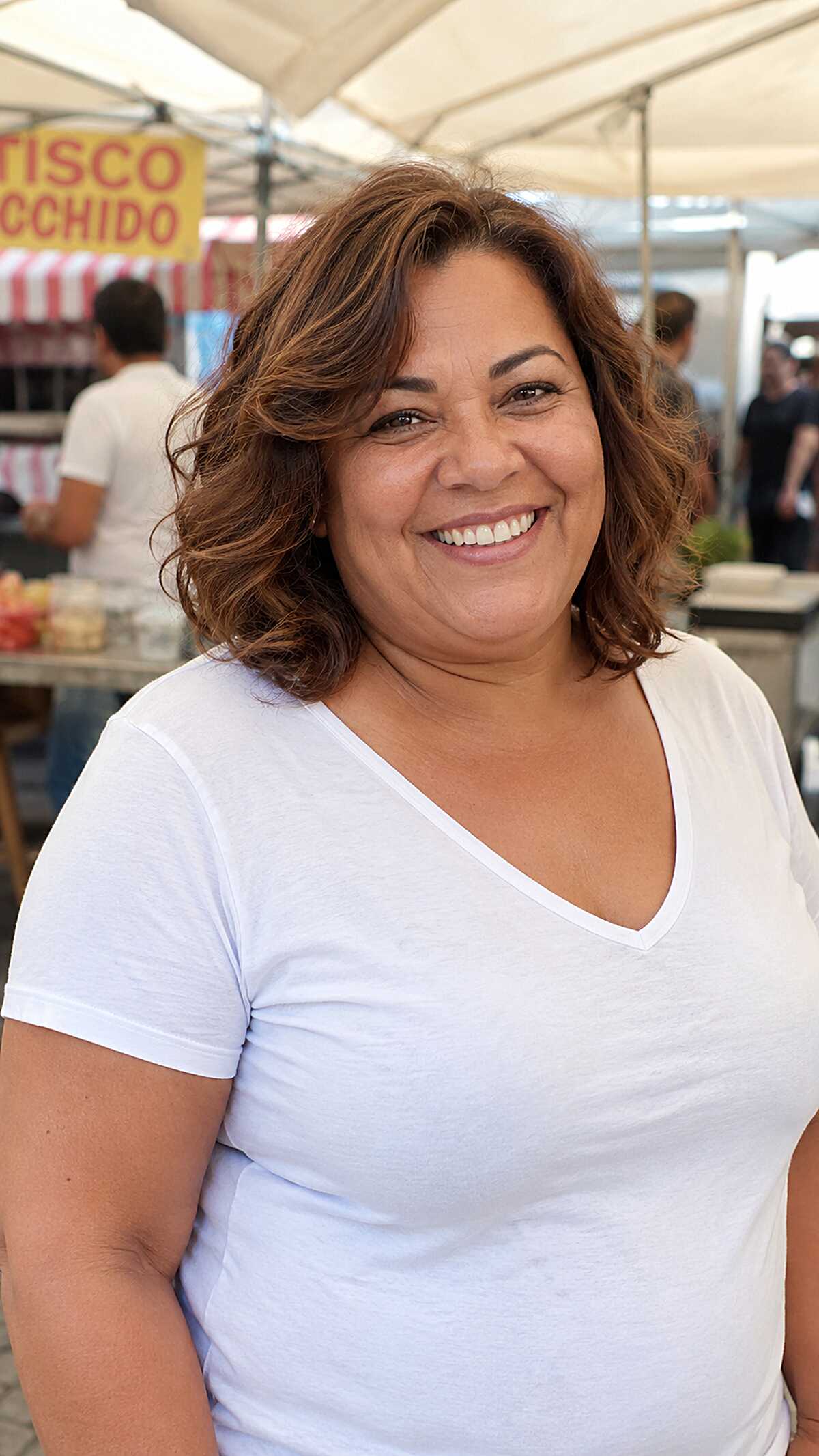 Wavy warm brown collarbone-length bob with highlights
