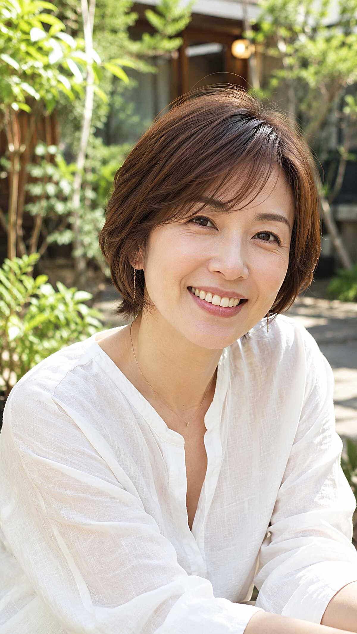 Short brown feathered layers with wispy side-swept bangs
