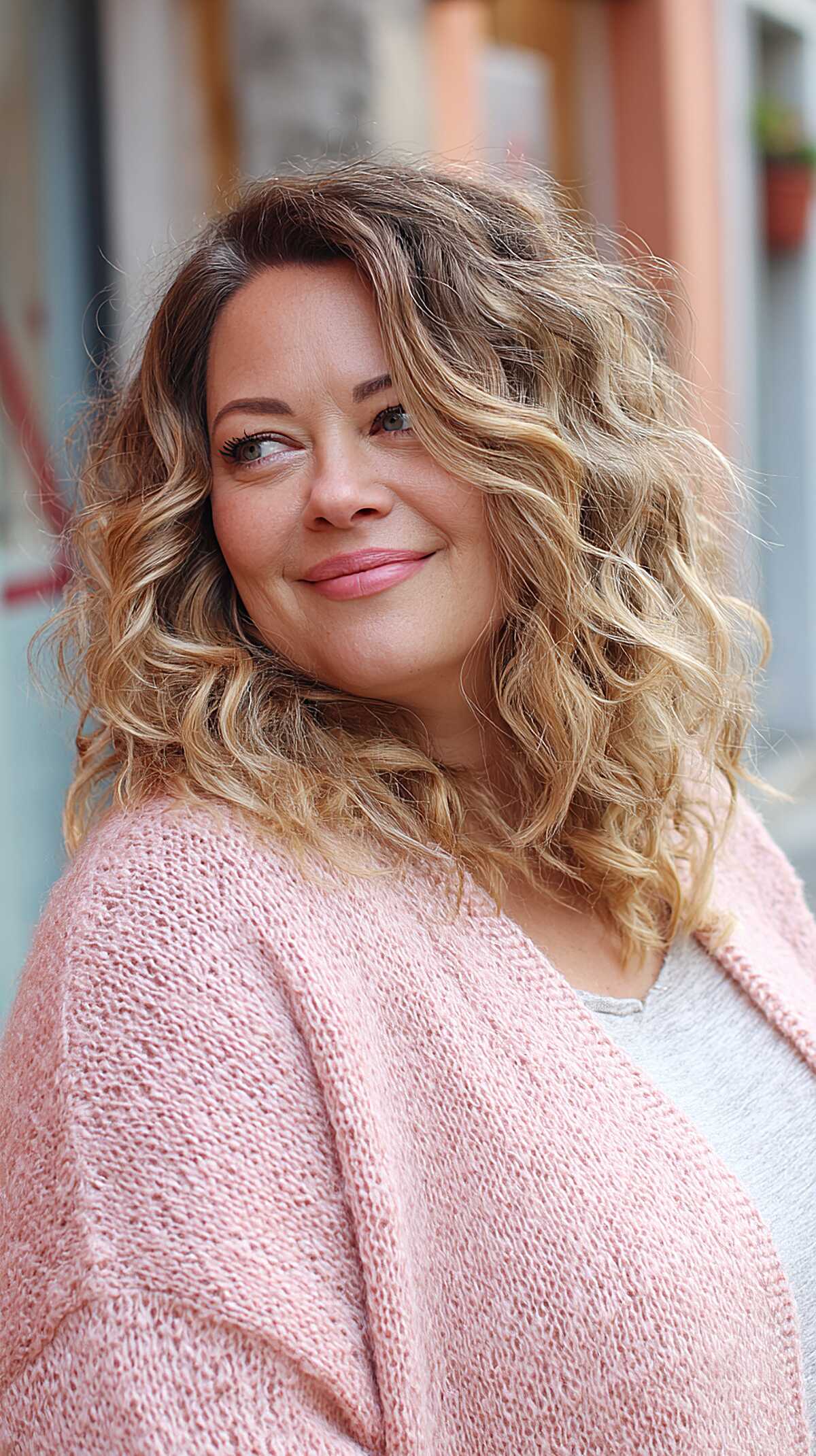 Tousled ombré waves from dark root to golden blonde ends