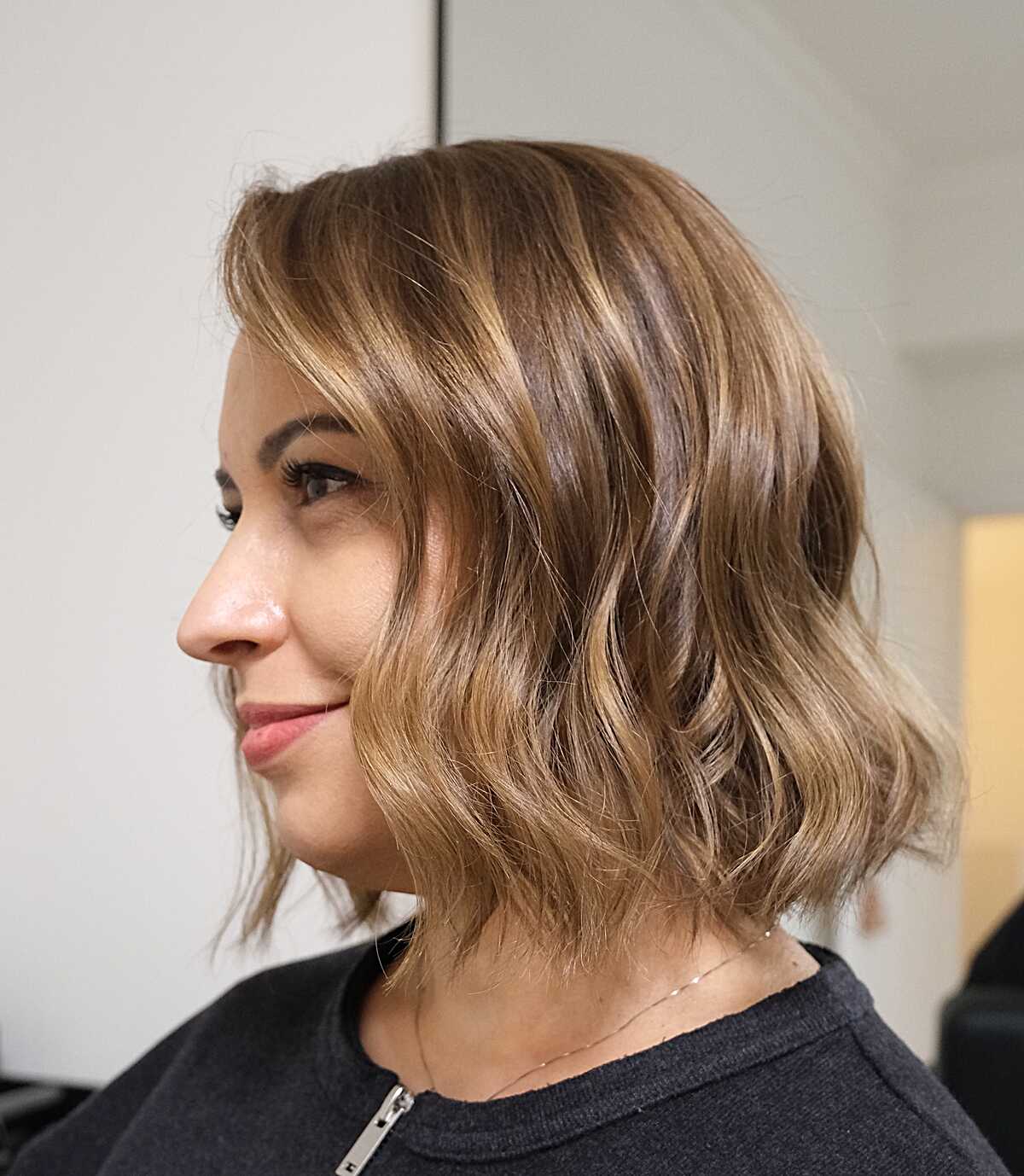 Chin-length honey bronde bob with soft relaxed waves