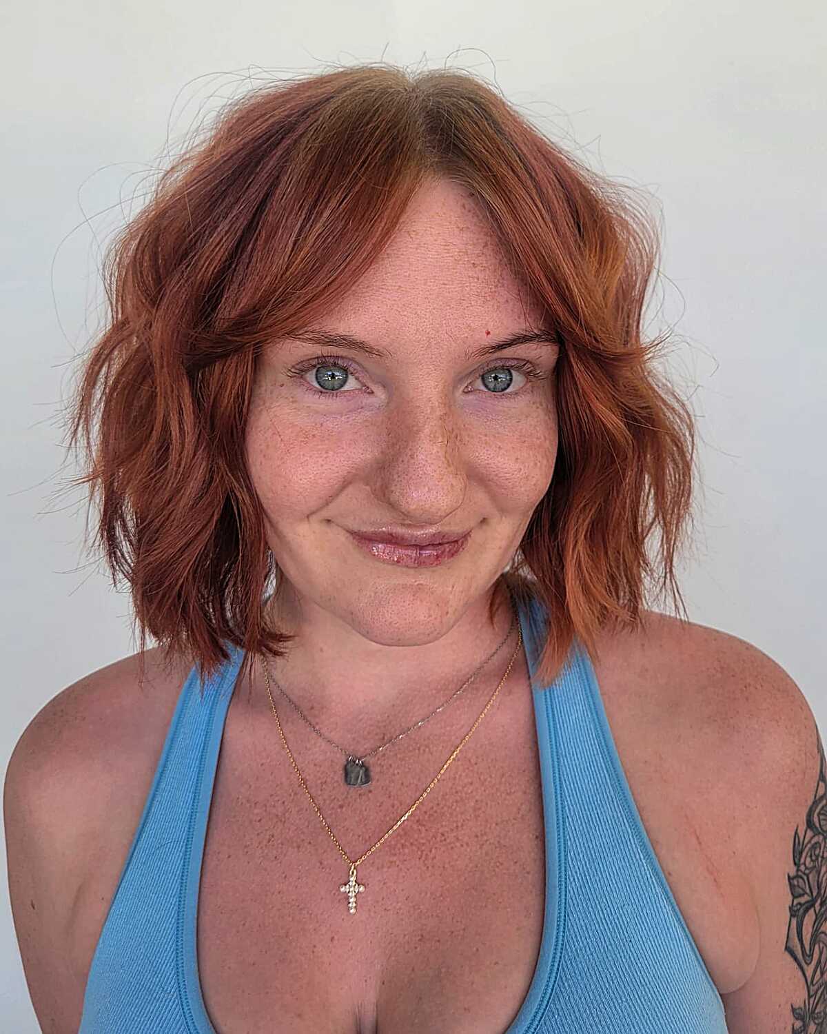 Copper wavy cowgirl bob without bangs and side part