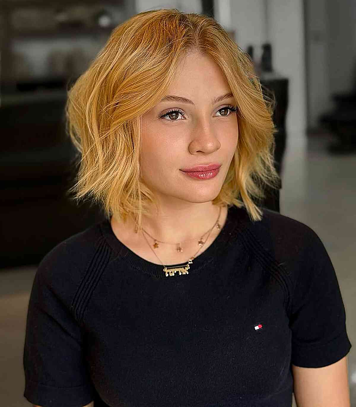 Textured Wavy Bob with Sun-Kissed Highlights