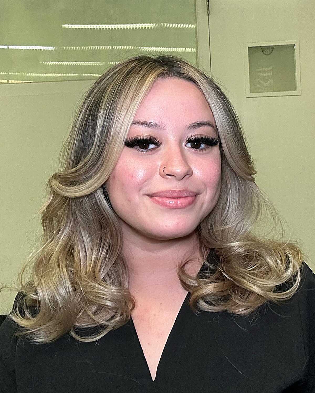 Champagne blonde curly blowout with center part