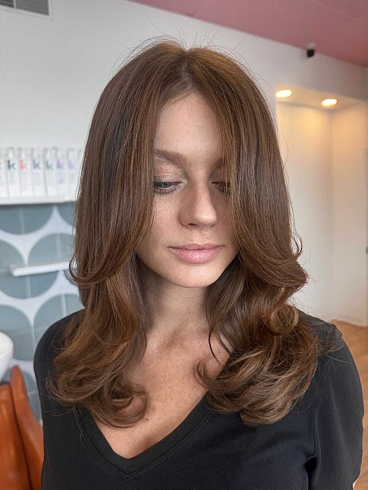 Chestnut brown voluminous blowout with side part