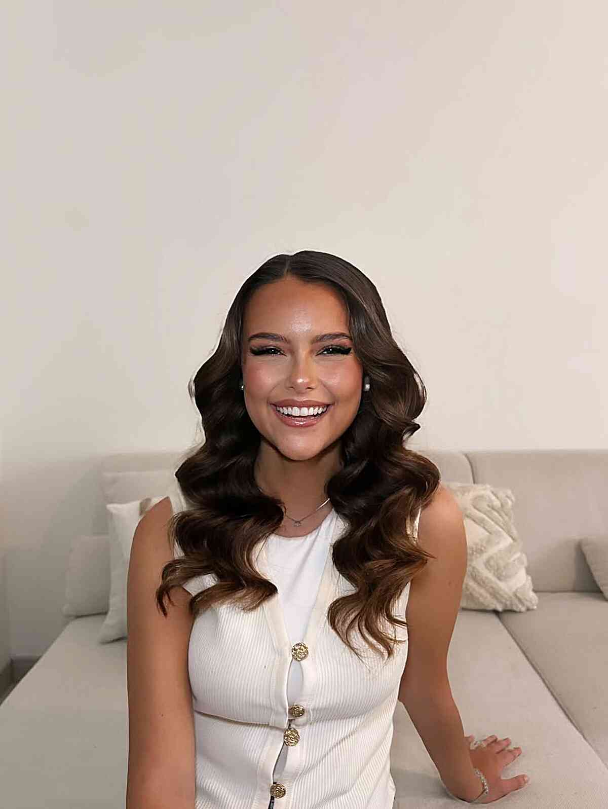 Elegant Layered Wavy Hairstyle