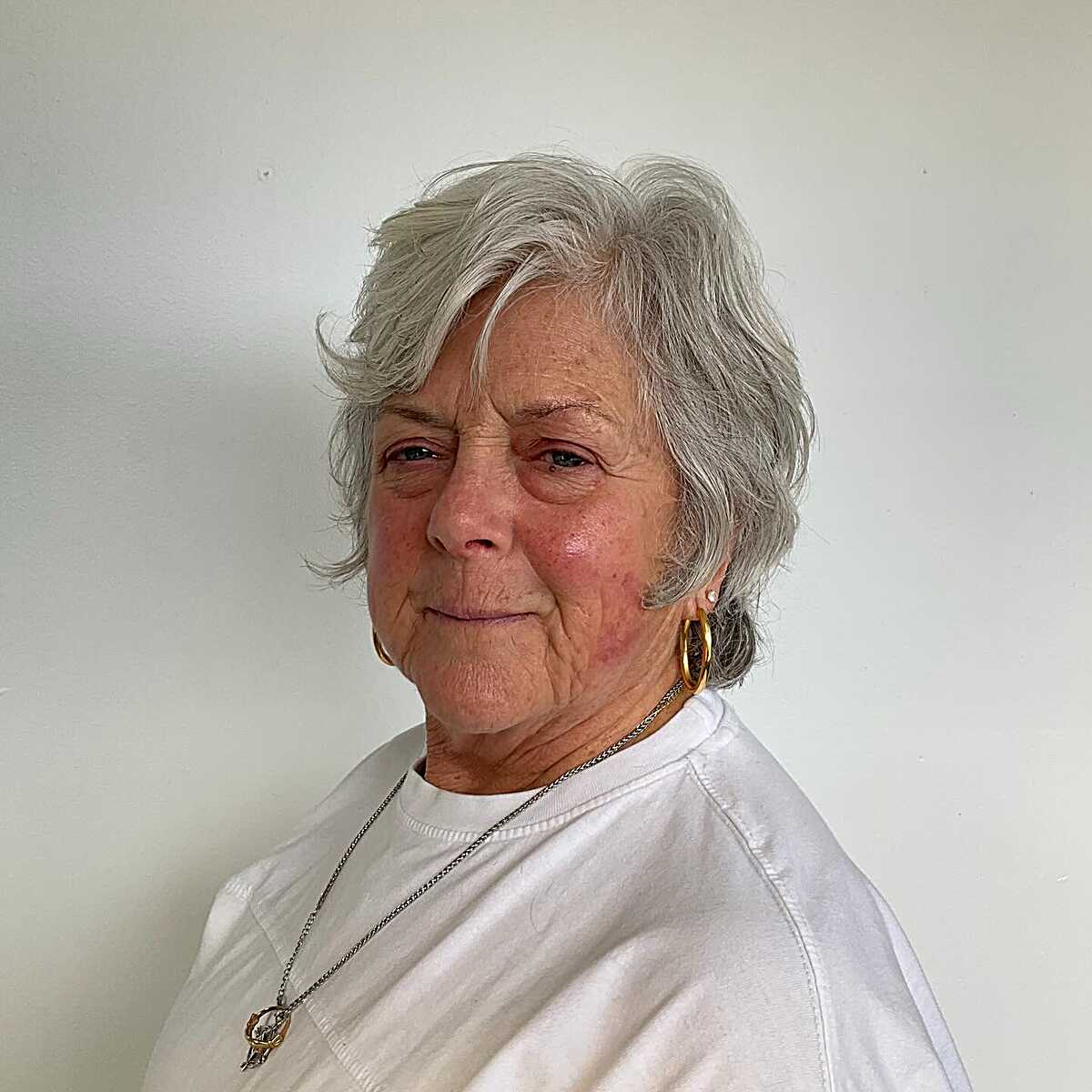 White-silver wavy bixie with gold hoop earrings