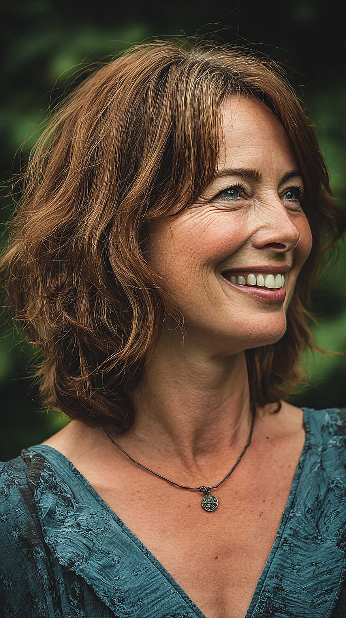 Warm Chestnut Collarbone Shag with Natural Wave and Face-Framing Pieces