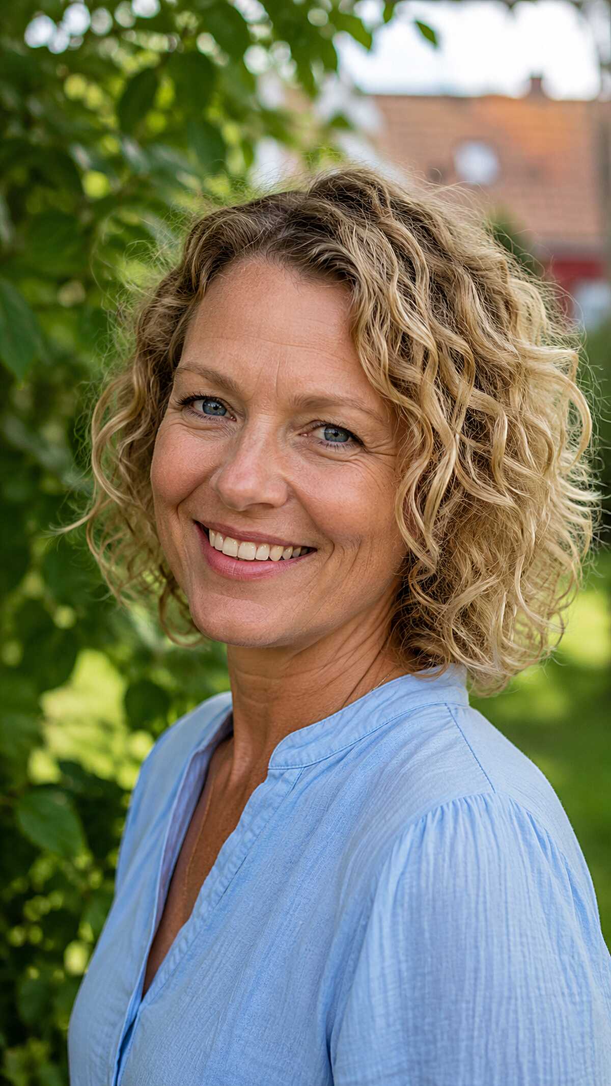 Sun-Blonde Curly Bob with Natural Root Shadow and Jaw-Framing Bounce