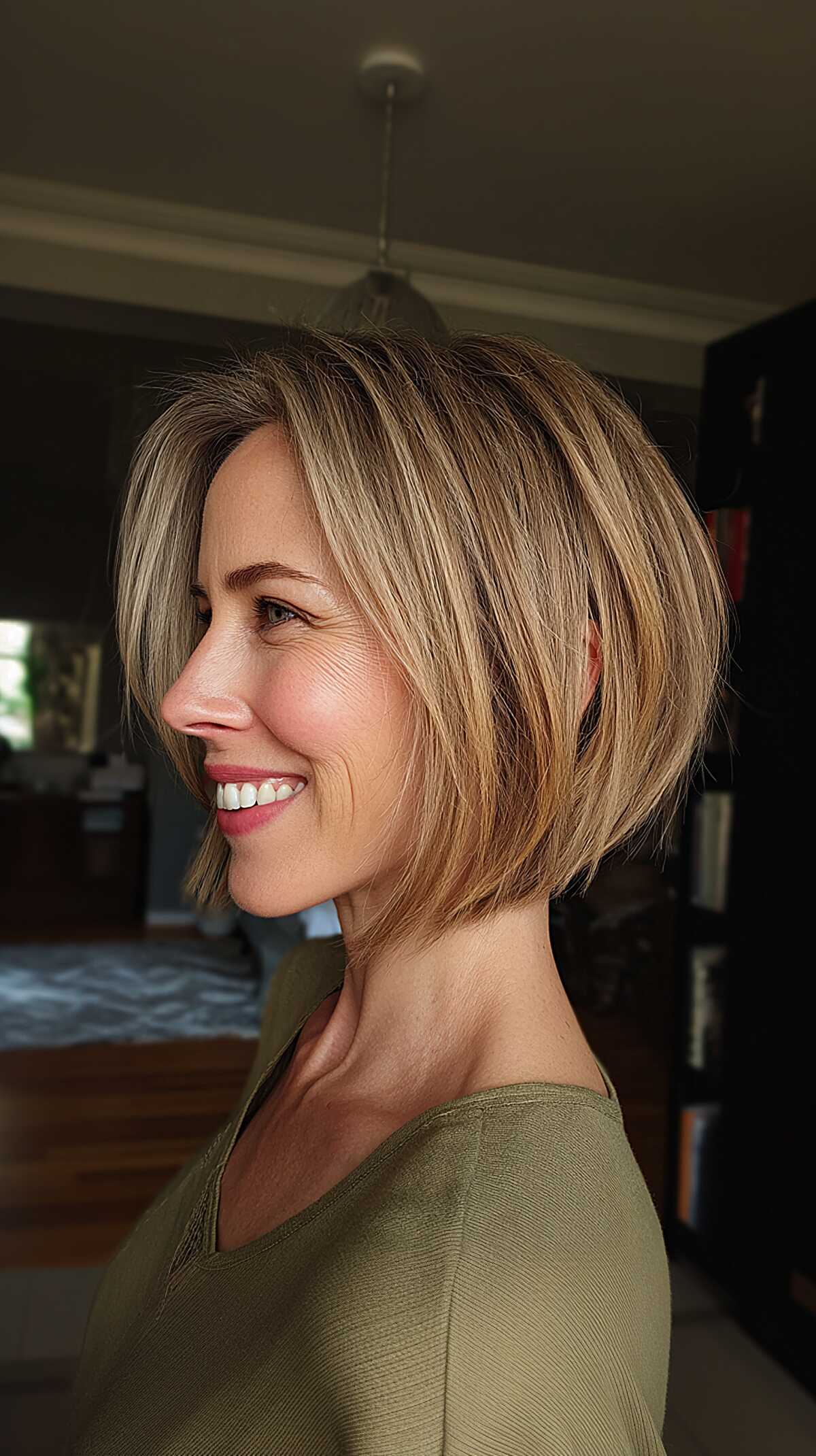 Jaw-Length Bronde Stacked Bob with Piece-y Interior Layers