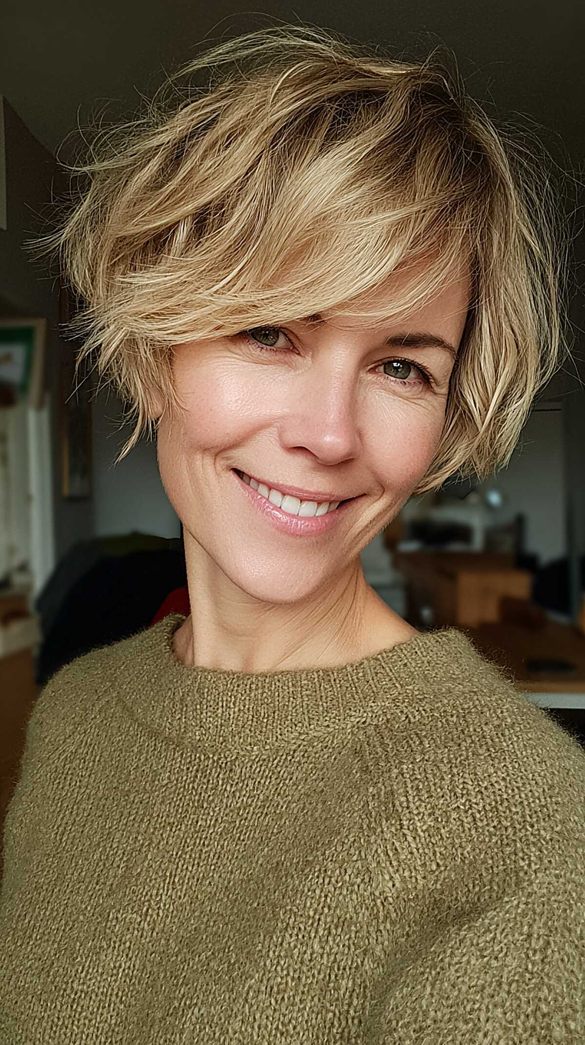 Sandy Blonde Shaggy Pixie Bob with Piece-y Texture