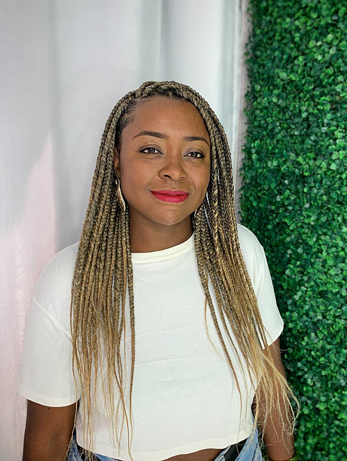 Chest-Length Olive-to-Blonde Knotless Box Braids with Wispy Ends