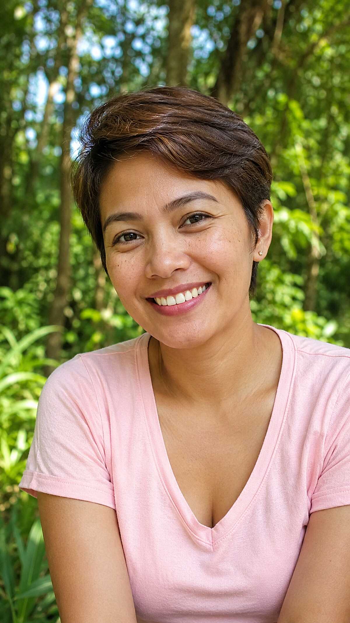 Side-Swept Brunette Crop with Sun-Kissed Highlights