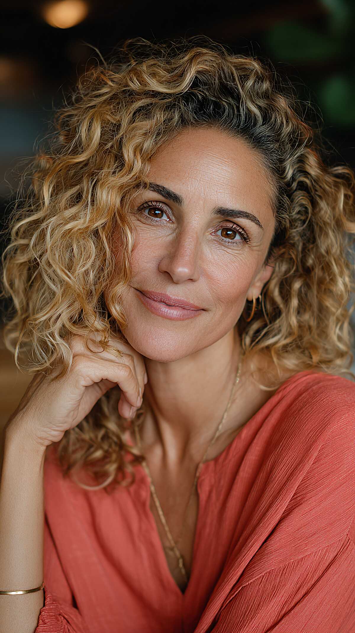 Sun-Kissed Curly Collarbone Cut with Dark Root Contrast