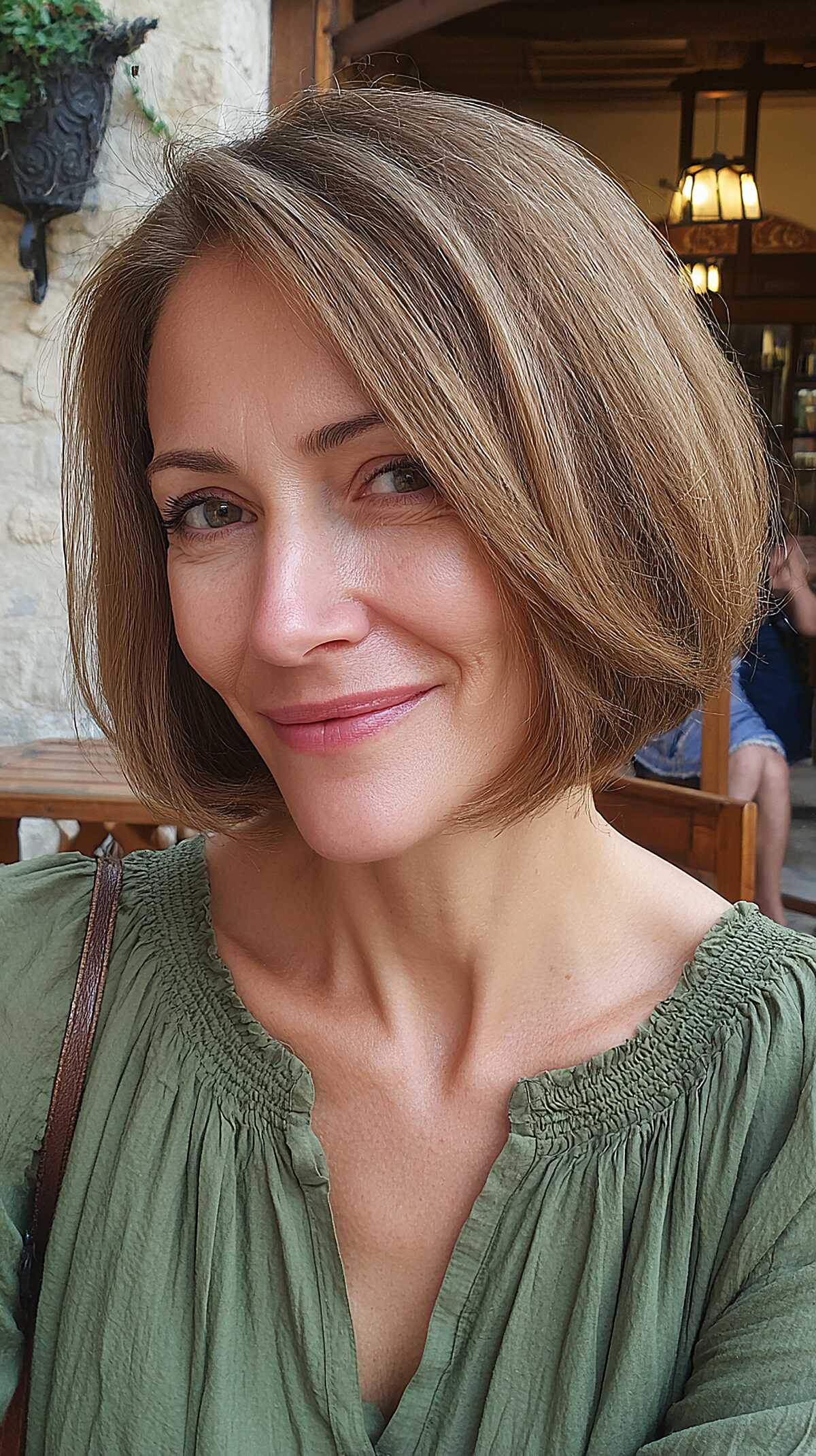 Soft Graduated Chin Bob with Natural Caramel Dimension