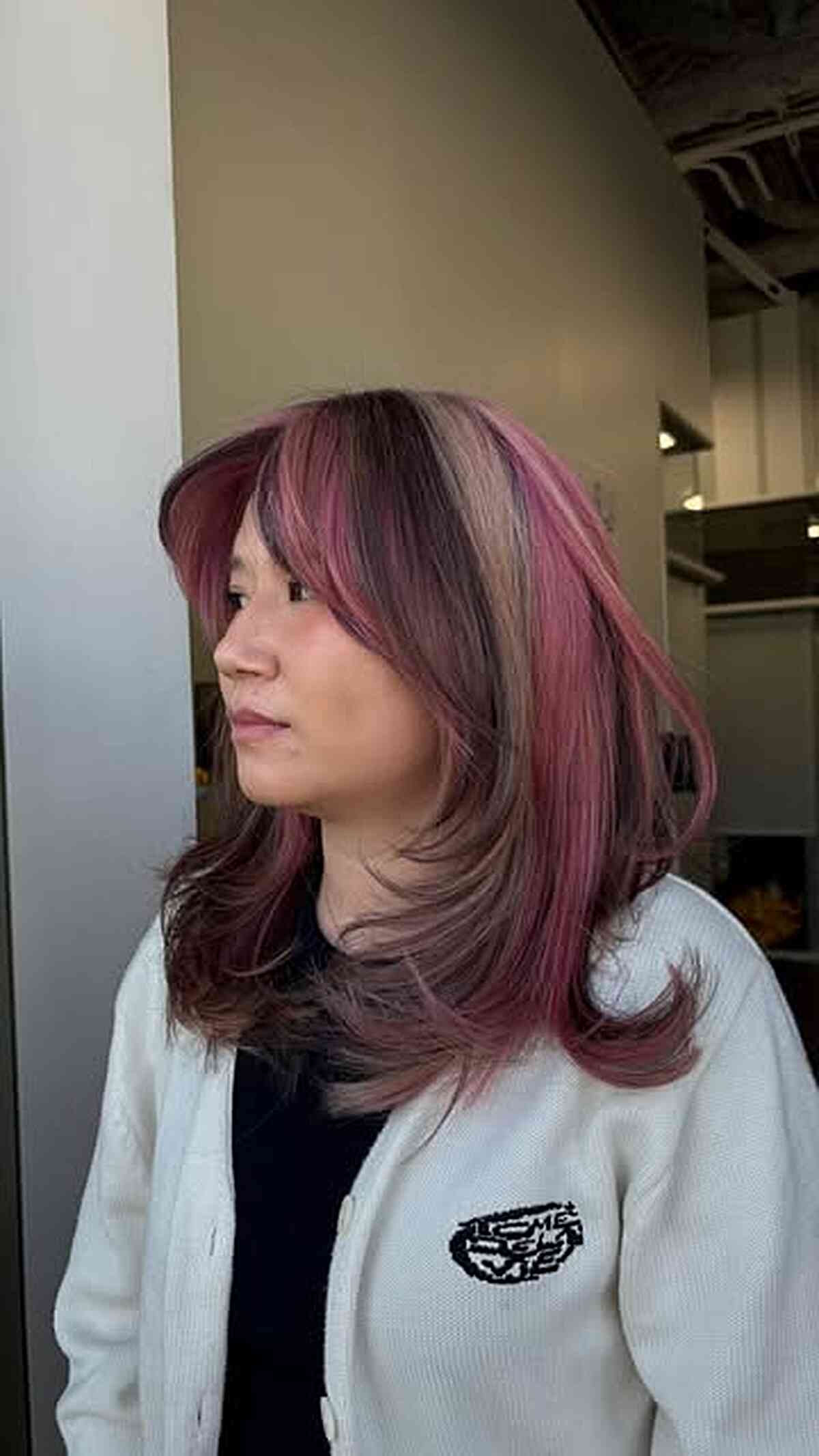Trendy Medium Layered Cut with Subtle Color Accents