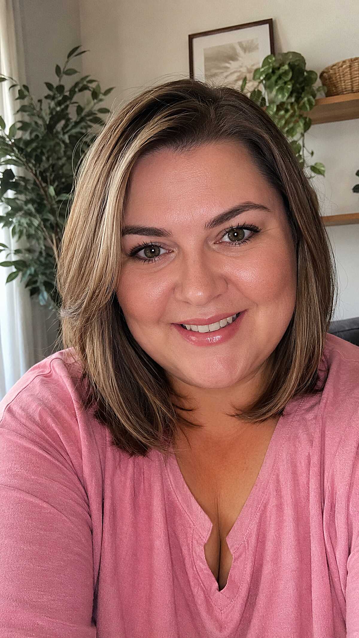 Bronde Chin-Length Bob with Blended Highlights and Textured Ends