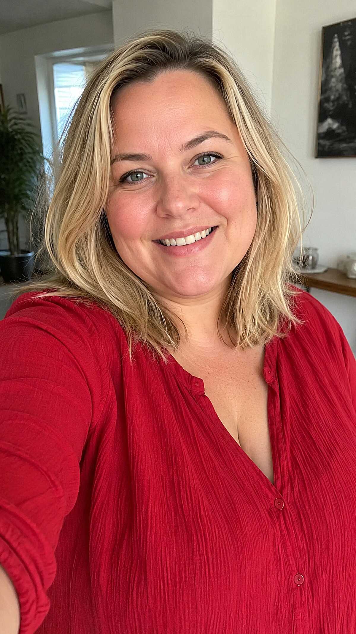 Chin-Length Golden Blonde Lob with Natural Texture and Darker Root Shadow