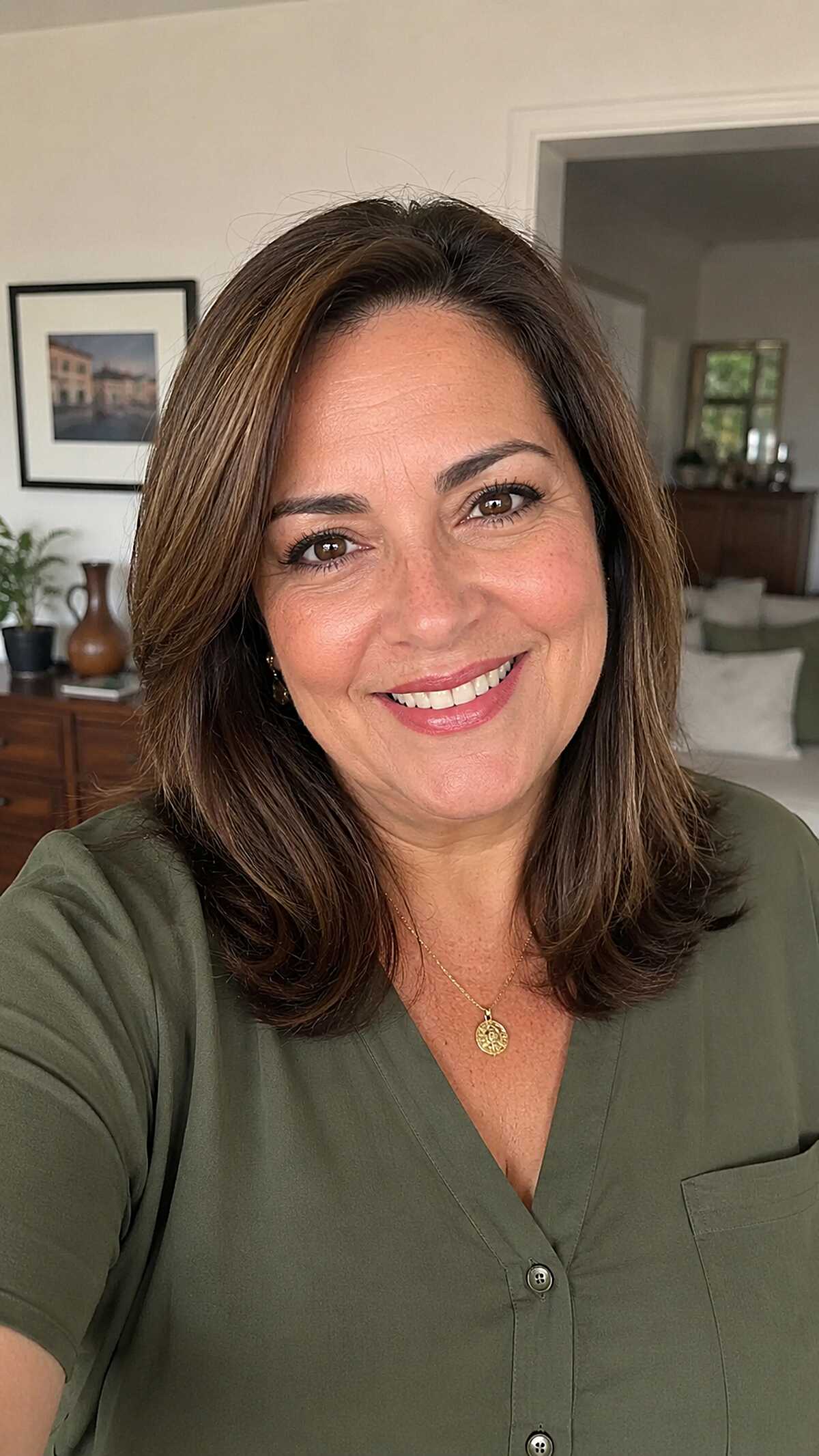 Collarbone-Length Layered Lob with Subtle Highlights