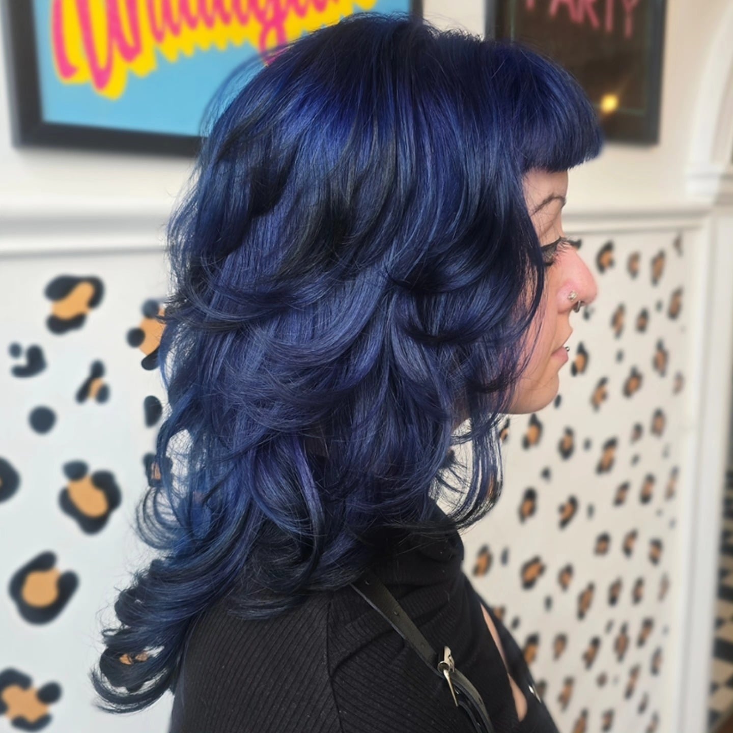 Chic Navy Shoulder-Length Layered Cut with Bangs